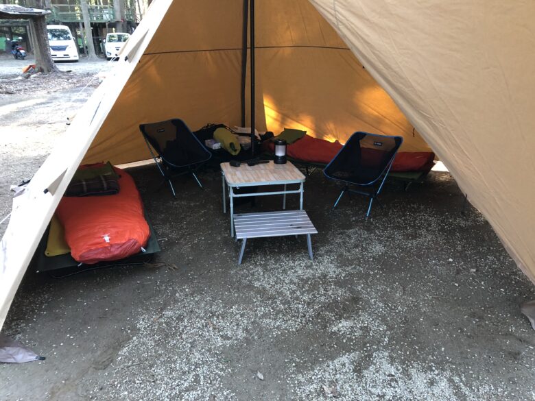 コット2台と椅子、テーブルを並べた幕内のレイアウトです