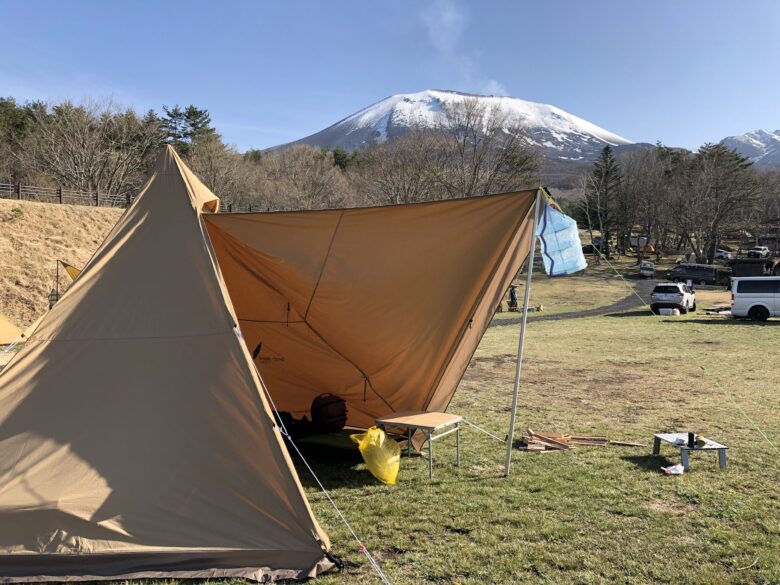 サーカスTCにタープを組み合わせた設営例。外にもくつろぐ場所を作れます