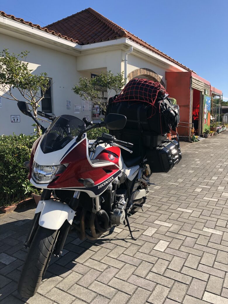 キャンプ道具を積んだバイク。荷物の重さや固定方法まで含めて考える必要があります