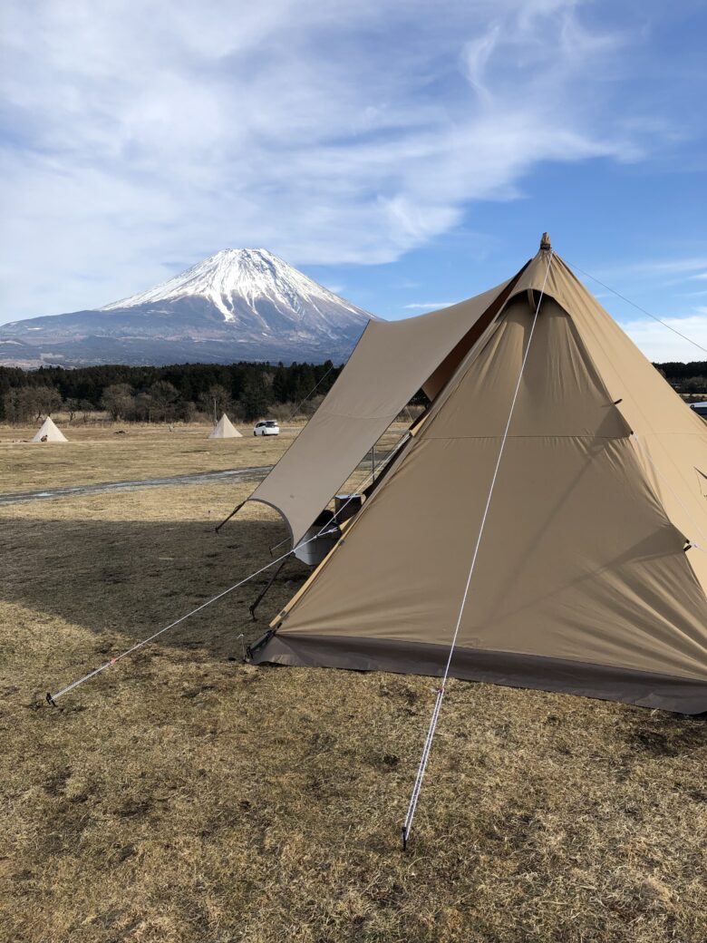 タープを組み合わせたサーカスTC。張り綱も使って設営しています
