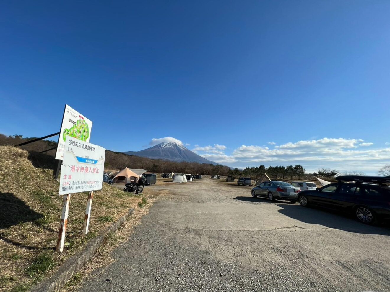 2022年の広場入口 多目的広場兼調整池の看板と富士山