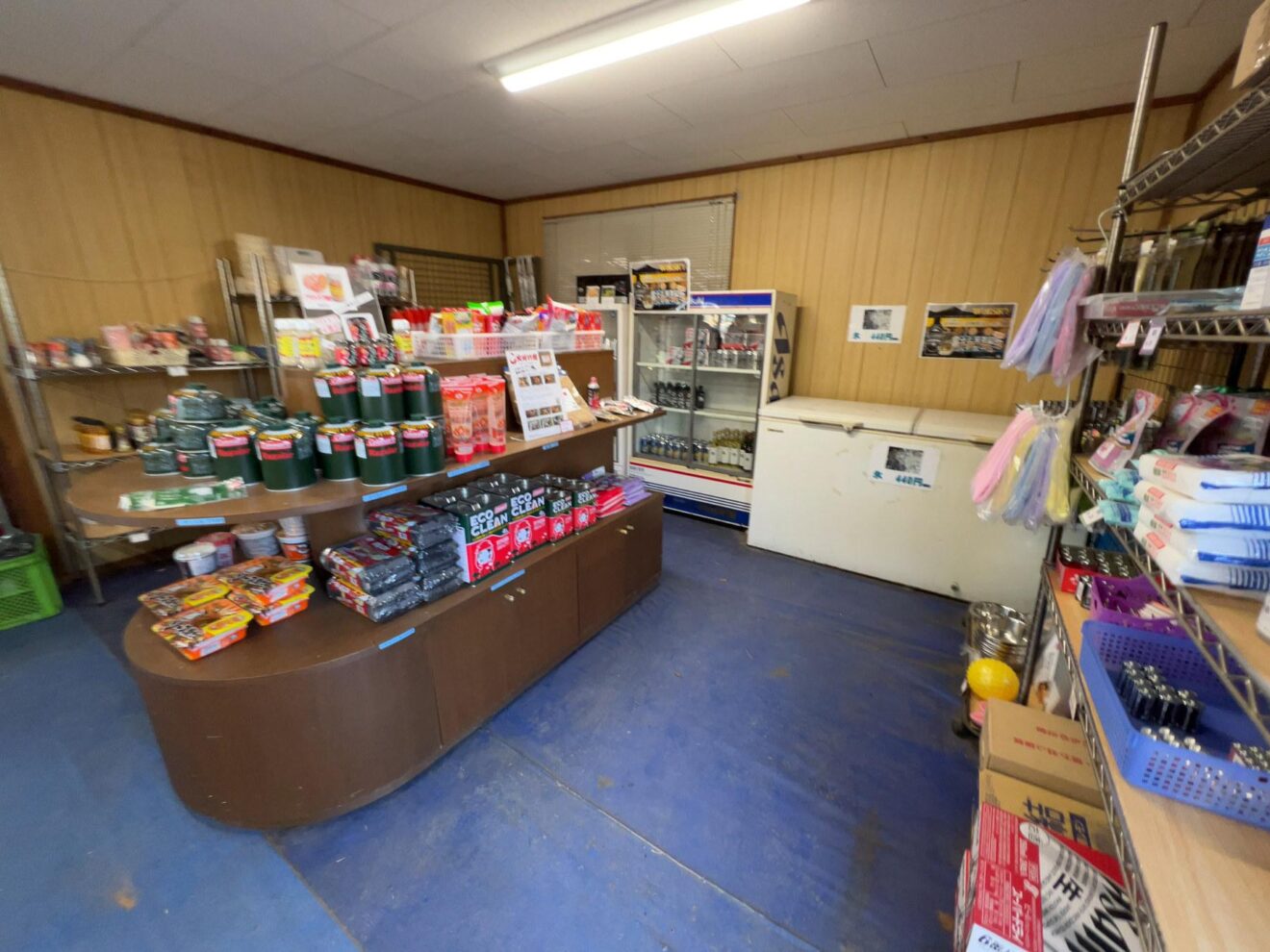 2022年12月の場内管理棟の売店内部