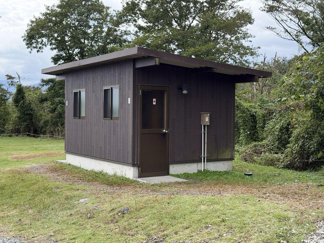 昼の場内トイレ外観
