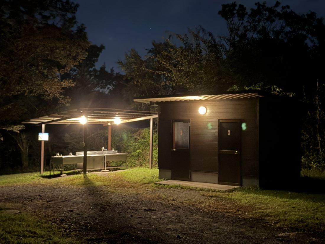 夜の炊事場やトイレの外観