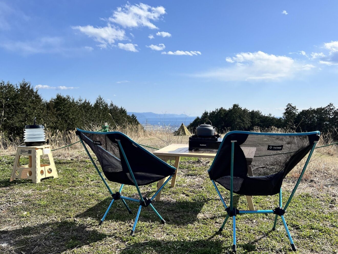 景色に向けて椅子を並べたら、あとは気の向くままに