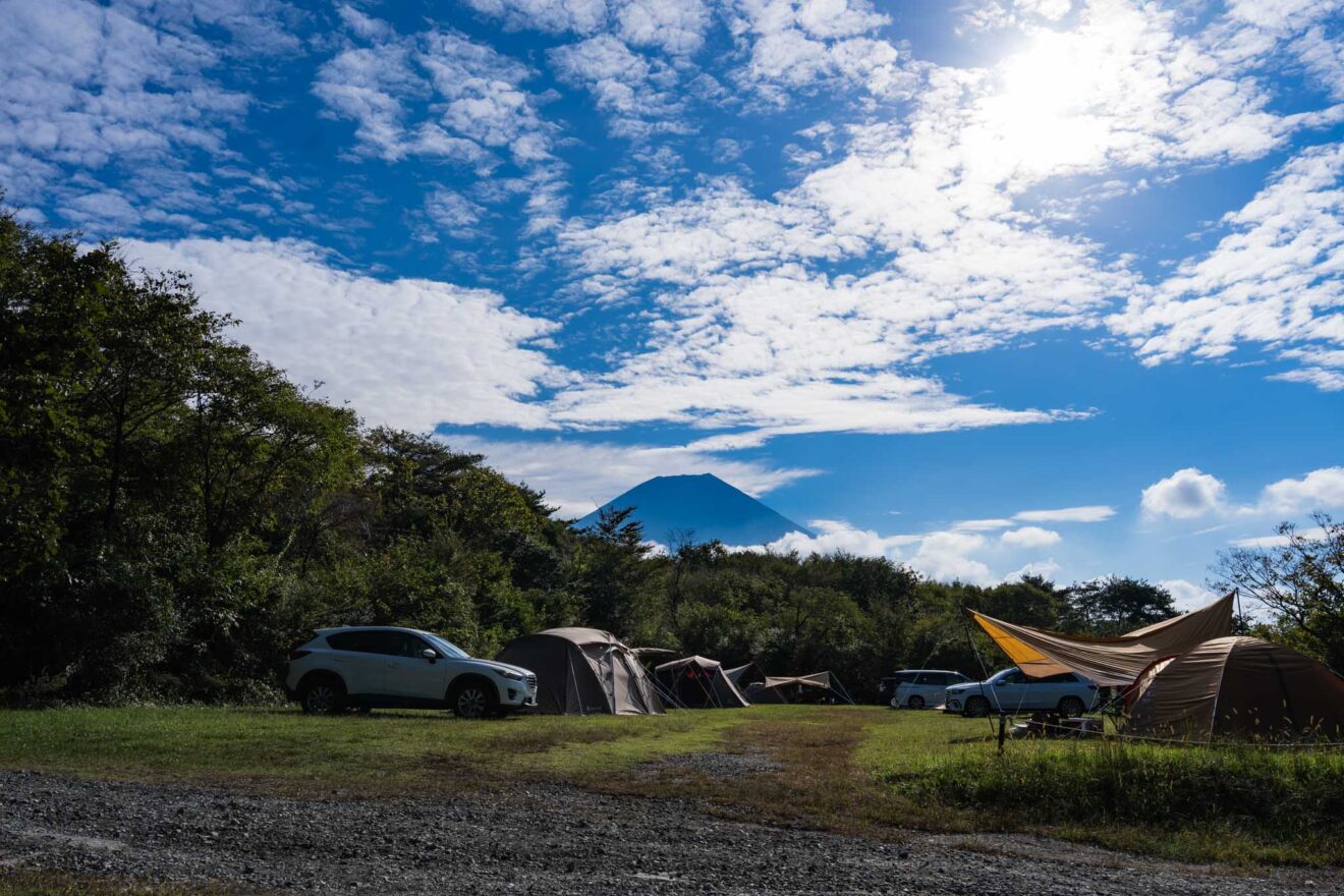 広い空と富士山が見えるキャンプ風景(朝霧ジャンボリーオートキャンプ場)