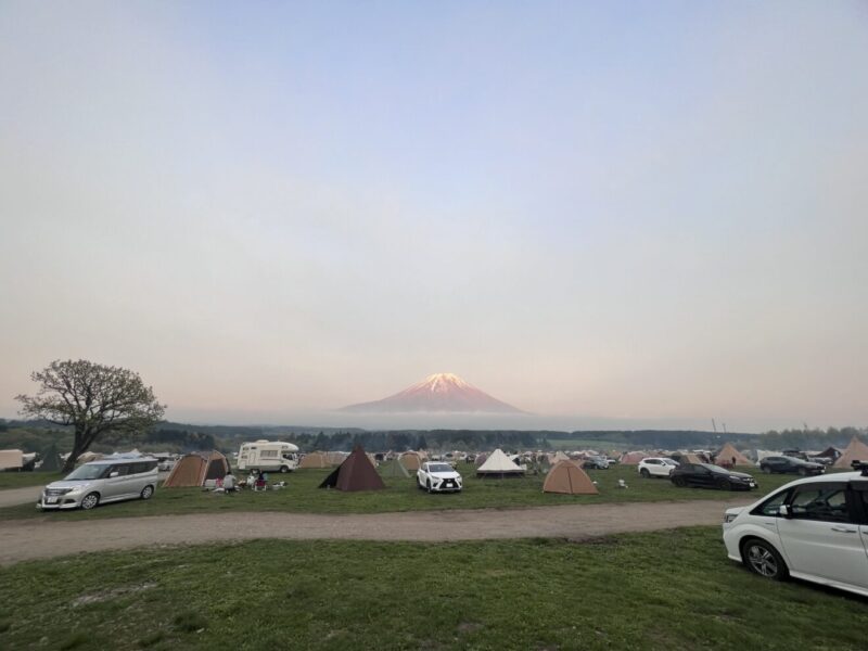 ふもとっぱらの広い草地と富士山