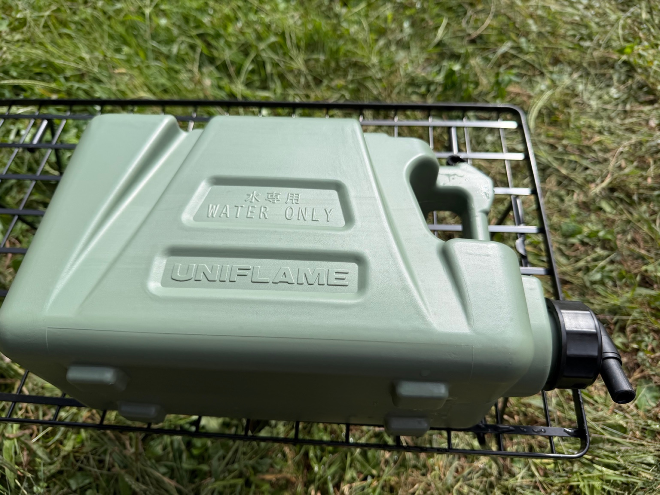 フィールドtankの側面にある水専用の表示と持ち運び用ハンドル